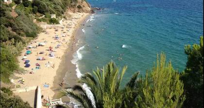 Family apartment with beautiful sea views, pool and walking distance to the beach