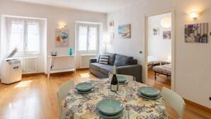 En matplats med ett bord för fyra personer, en soffa och ett element.