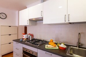 Frigorifero, microonde, forno, piano cottura