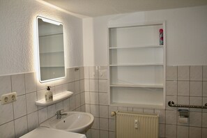 Hair dryer, towels, soap, toilet paper - Vacation apartment by the Baltic Sea - Flensburg Fjord with dog, 450 meters to the beach (Westerholz)