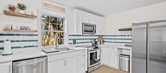 Charming 2-bedroom cottage with Screened Porch, BBQ and Fire-pit in Port Royal