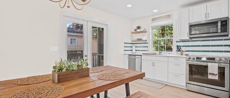 Microondas, horno, placa de cocina y lavavajillas