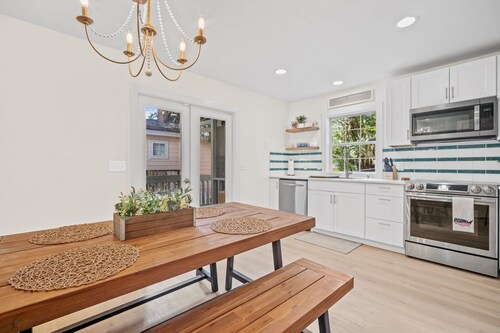 Charming 2-bedroom cottage with Screened Porch, BBQ and Fire-pit in Port Royal