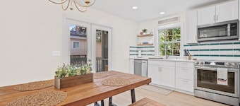 Charming 2-bedroom cottage with Screened Porch, BBQ and Fire-pit in Port Royal