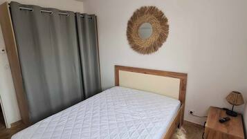 1 slaapkamer, een strijkplank/strijkijzer