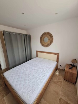 1 quarto, ferros/tábuas de passar roupa