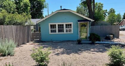 Charming 2-bedroom cottage in Loveland near Lake Loveland and downtown.