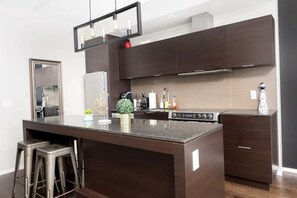 Four Ă micro-ondes, un four, surface de cuisson, lave-vaisselle