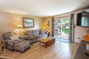 Maison mitoyenne, balcon | Coin séjour | TV connectée de 65 pouces avec chaînes numériques, services de streaming