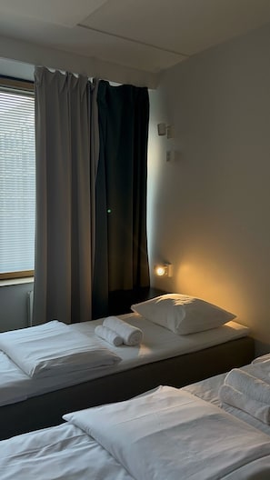 Escriptori, espai de treball apte per a portàtils i cortines opaques