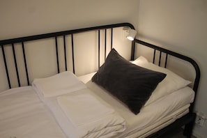 Habitación clásica | Ropa de cama de alta calidad y escritorio