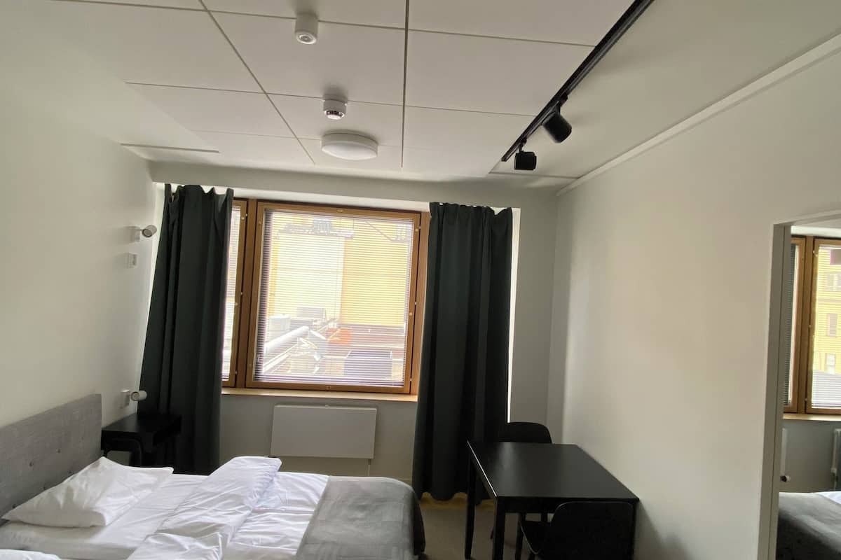 Habitación cuádruple clásica, baño compartido | Escritorio, espacio para trabajar con un portátil, cortinas opacas