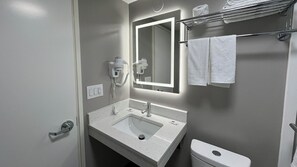 Shower, towels, toilet paper - Motel 6 Rockford, IL – RFD Airport (Rockford)