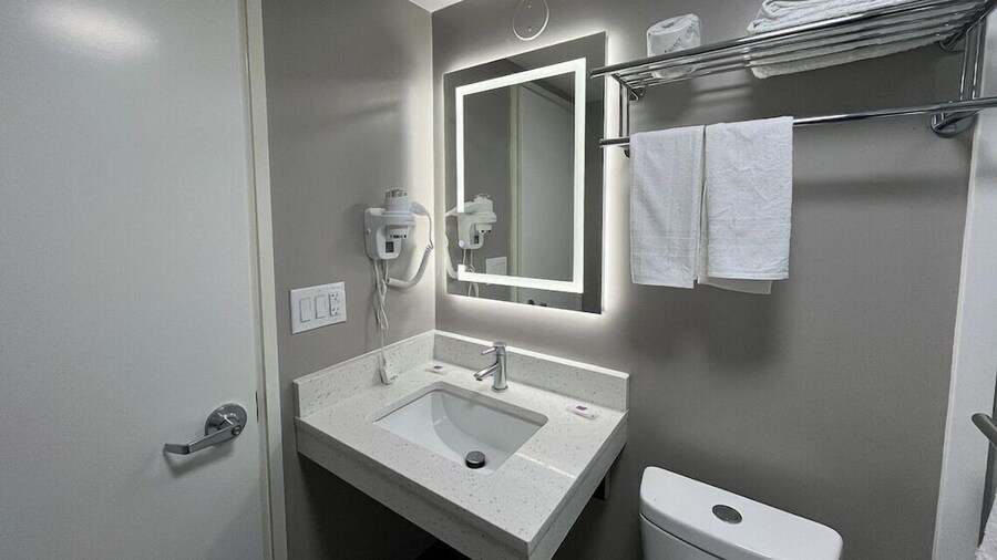 Motel 6 Rockford, IL – RFD Airport