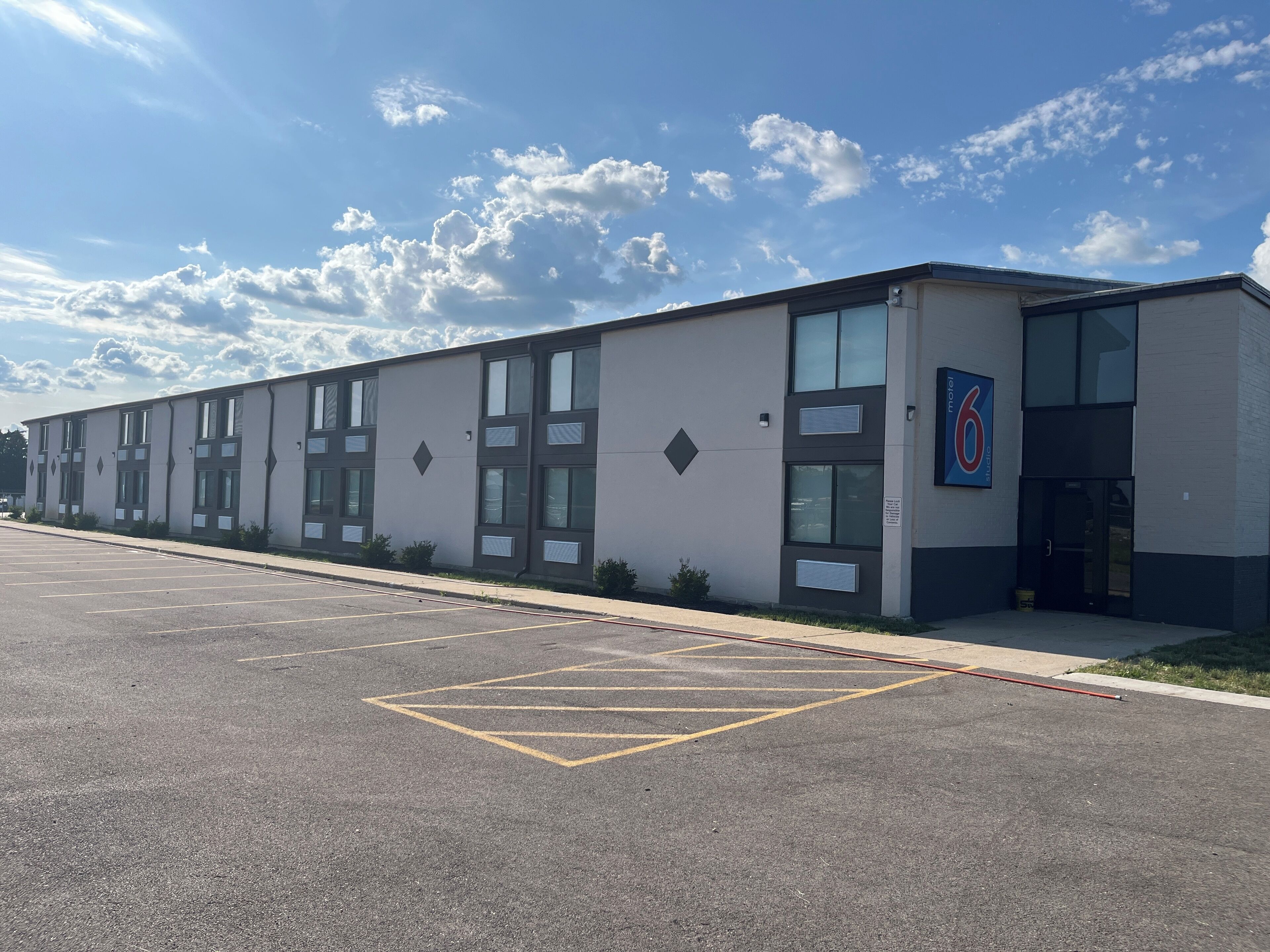 مواقف سيارات مجانية