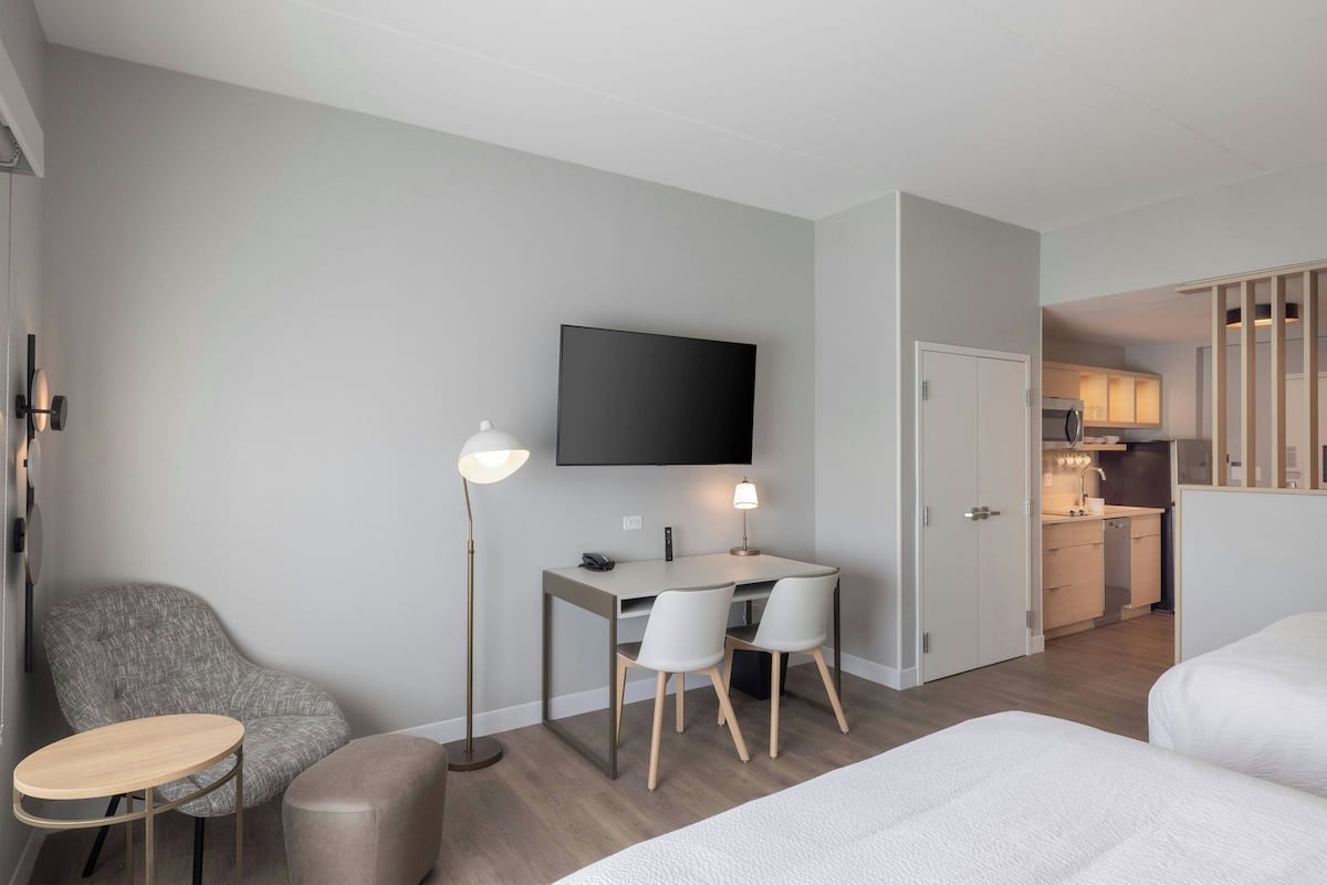 Studio, 2 Queen Beds | Lounge