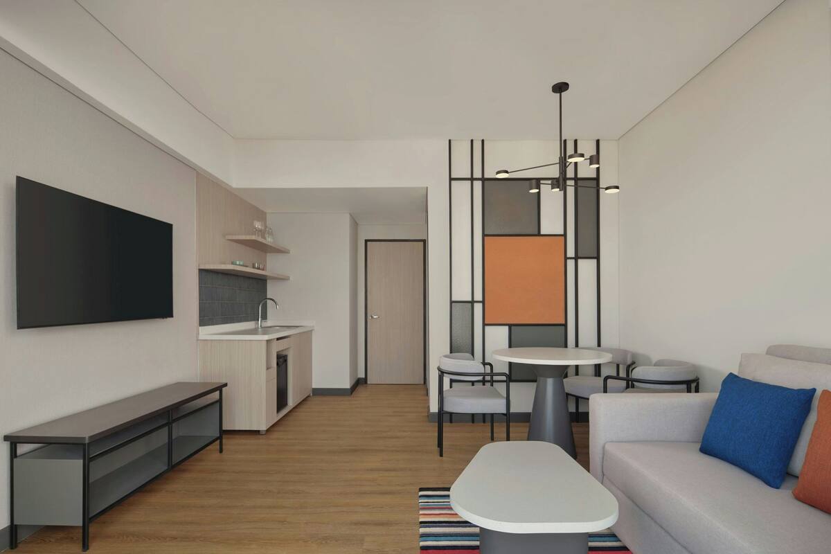Suite, 1 habitación, no fumadores, vistas a la ciudad | Sala de estar | Smart TV de 55 pulgadas con canales digitales, libros