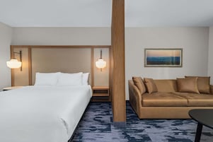 Suite, 1 King Bed with Sofa bed | Desk, laptop workspace, blackout drapes, iron/ironing board