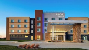 Een Fairfield Inn & Suites hotel met een modern design, met een opvallende entree en meerdere verdiepingen.