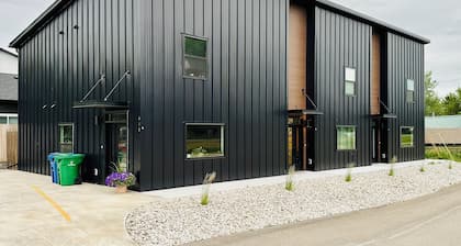 Cozy Creekside Retreat