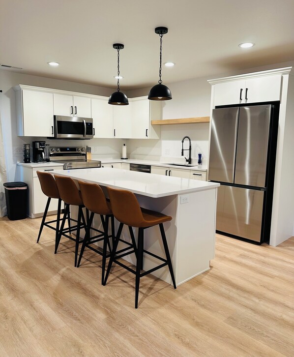 Micro-ondes, four, plaque de cuisson, lave-vaisselle