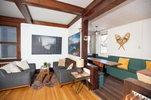 Een smart-tv, een open haard en tafelvoetbal