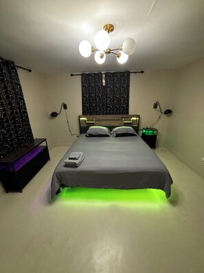 3 bedrooms, iron/ironing board, WiFi, bed sheets