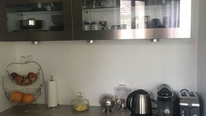 A modern kitchen with stainless steel appliances, a fruit bowl, a kettle, and a toaster. - Quiet house in Vernon (Vernon)