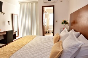 Enkeltrom – comfort, balkong, byutsikt | Dundyner, minibar, skrivebord og skrivebord for bærbar PC