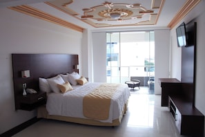 Suite Mewah | Selimut bulu angsa, minibar, meja kerja, dan ruang kerja ramah laptop