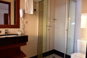 Firemannsrom | Bad | Kombinert dusj/badekar, regndusjhode, hårføner og såpe