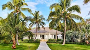 Caja de seguridad en la habitación y escritorio 