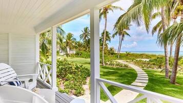 Värdeförvaringsskåp på rummet, skrivbord och arbetsyta för laptop