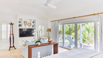 The Garden Suites | Cofres nos quartos, escrivaninha, espaço de trabalho para notebook