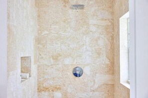 Dusche, kostenlose Toilettenartikel, Haartrockner, Hausschuhe