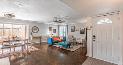 Rare 3BR House - Pool, King Bed, and Grill in Garland