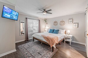 3 bedrooms, desk, iron/ironing board, travel cot