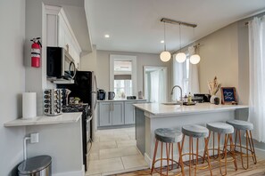 Private kitchen - SunSuite - 6 Min. Walk to Trains - Summer Special! (Jersey City)