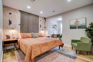 2 bedrooms, iron/ironing board, WiFi, bed sheets - SunSuite - 6 Min. Walk to Trains - Summer Special! (Jersey City)