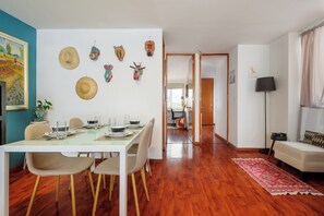 Gallery-huoneisto, 2 makuuhuonetta, keittiö, kaupunkinäköala | Ruokasali