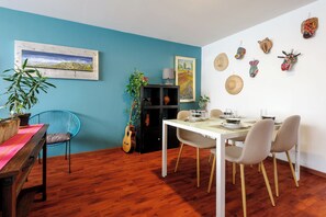 Gallery-Apartment, 2 Schlafzimmer, Küche, Stadtblick | Wohnbereich | LED-Fernseher, Netflix, Streaming-Dienste