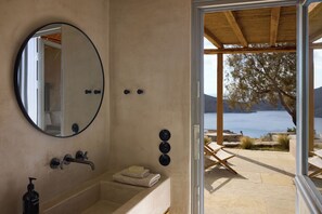Shower, hair dryer, towels, soap - Mousti's Cell Traditional Cycladic Farmhouse (Serifos Island)