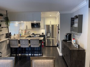 Een koelkast, een microgolfoven, een oven, een kookplaat