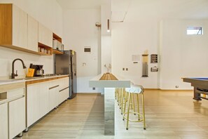 Kühlschrank, Mikrowelle, Herdplatte, Wasserkocher mit Kaffee-/Teezubehör