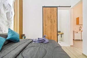 6 bedrooms, iron/ironing board, free WiFi, bed sheets