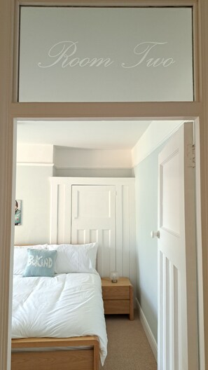 5 bedrooms, iron/ironing board, WiFi, bed sheets