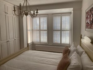 5 bedrooms, iron/ironing board, WiFi, bed sheets