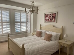 5 bedrooms, iron/ironing board, WiFi, bed sheets - The House, Seaside Serenity in The Garden of England (Westbrook)