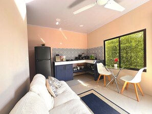 Living area - Cozy 1-bedroom apartment in delightful Quepos with WiFi, AC (Quepos)