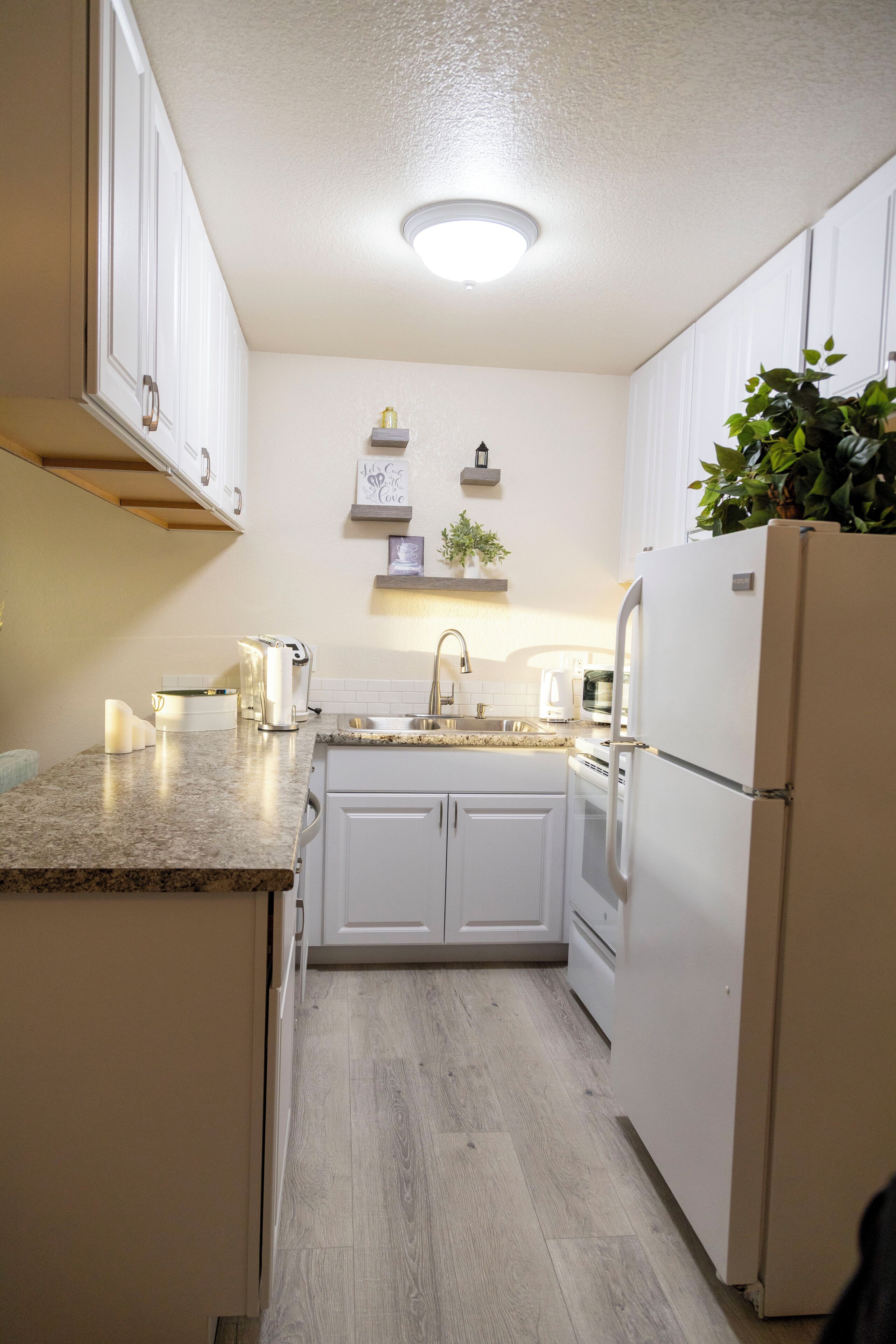 Mikrobølgeovn, ovn, kokeplater og oppvaskmaskin